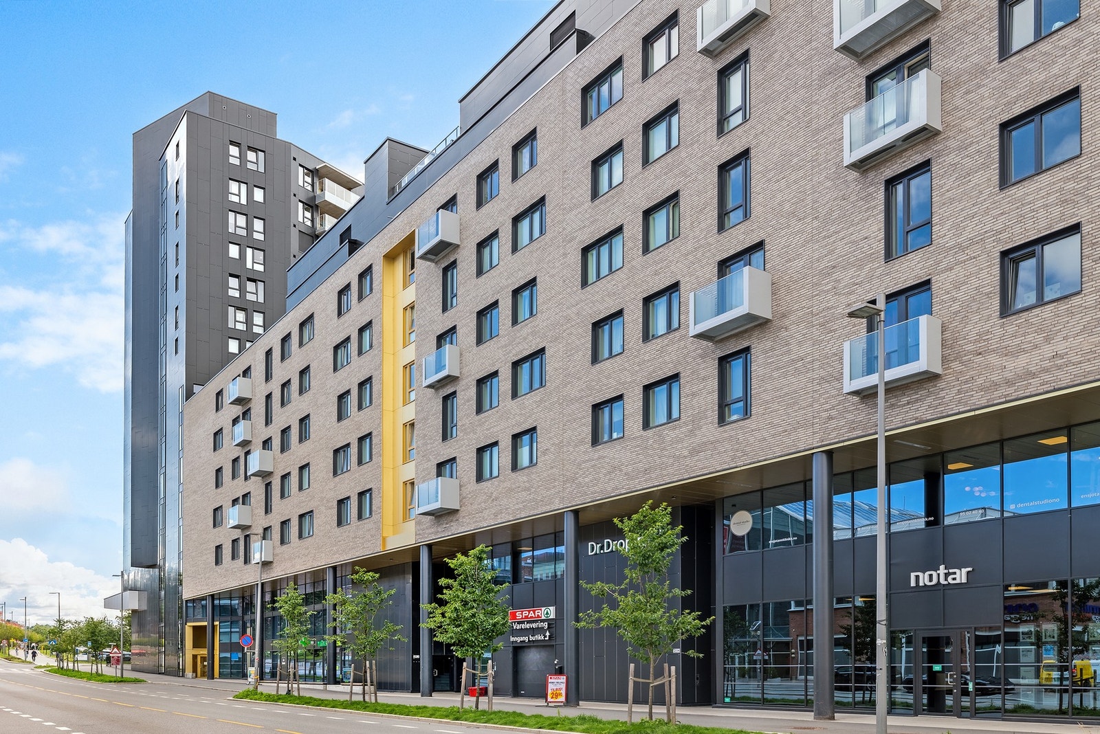 Fra leiligheten er det ca. 5 min gange ned til Ensjø torg. Med butikker/serveringsteder som Hy's sushi BOBA tea, Spar dagligvare etc. Galleribilde