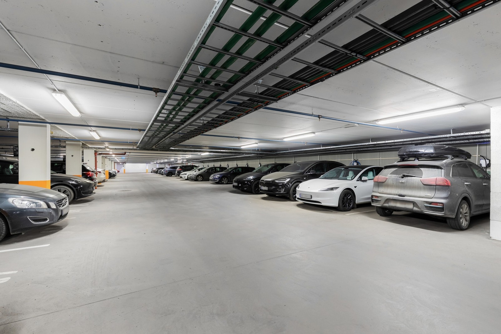 Parkeringsplass i lukket garasjeanlegg med EL-lader medfølger. Tilkomst fra heis. Galleribilde