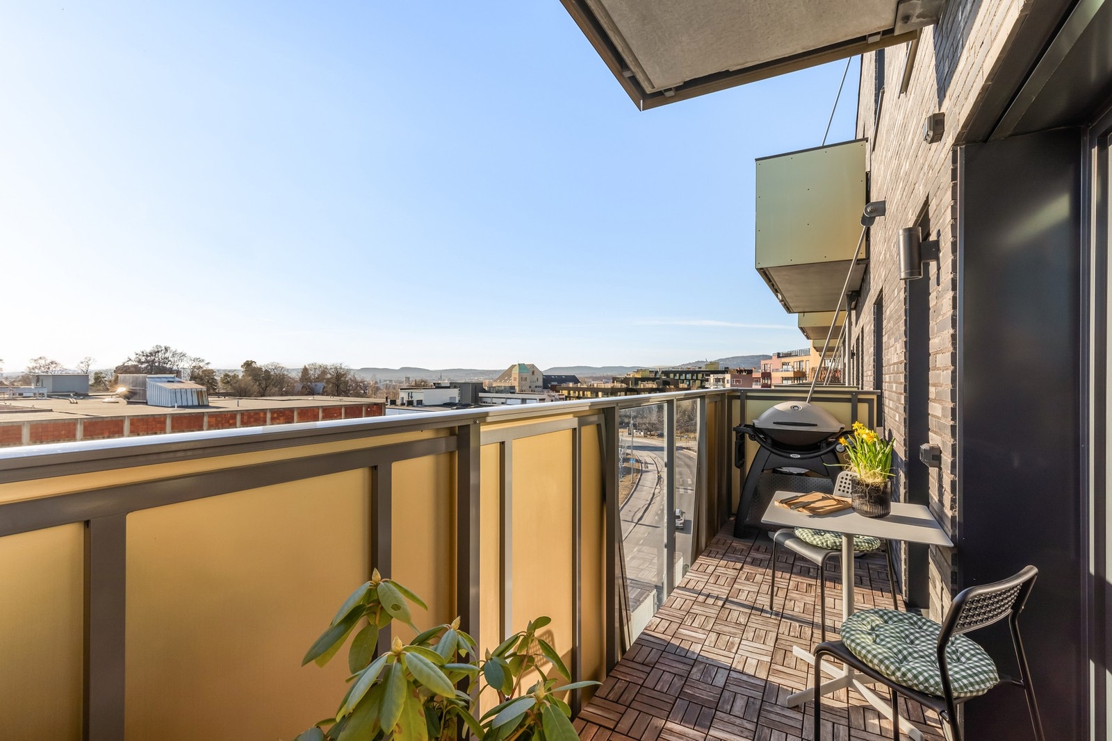 Fra stuen har du tilkomst til en sydvendt balkong på 7 m² med fint utsyn og lite innsyn. Galleribilde