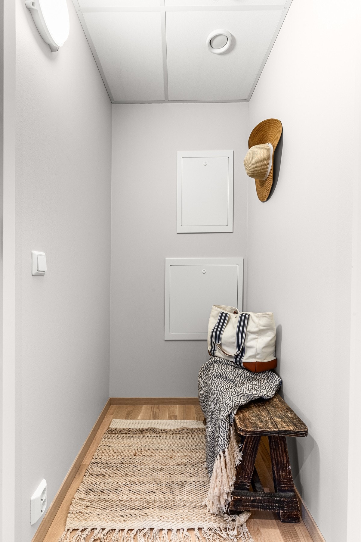 Fra gangen har du en innvendig bod som gir deg rikelig med lagringsplass. I tillegg har du en kjellerbod på 5 m². Galleribilde