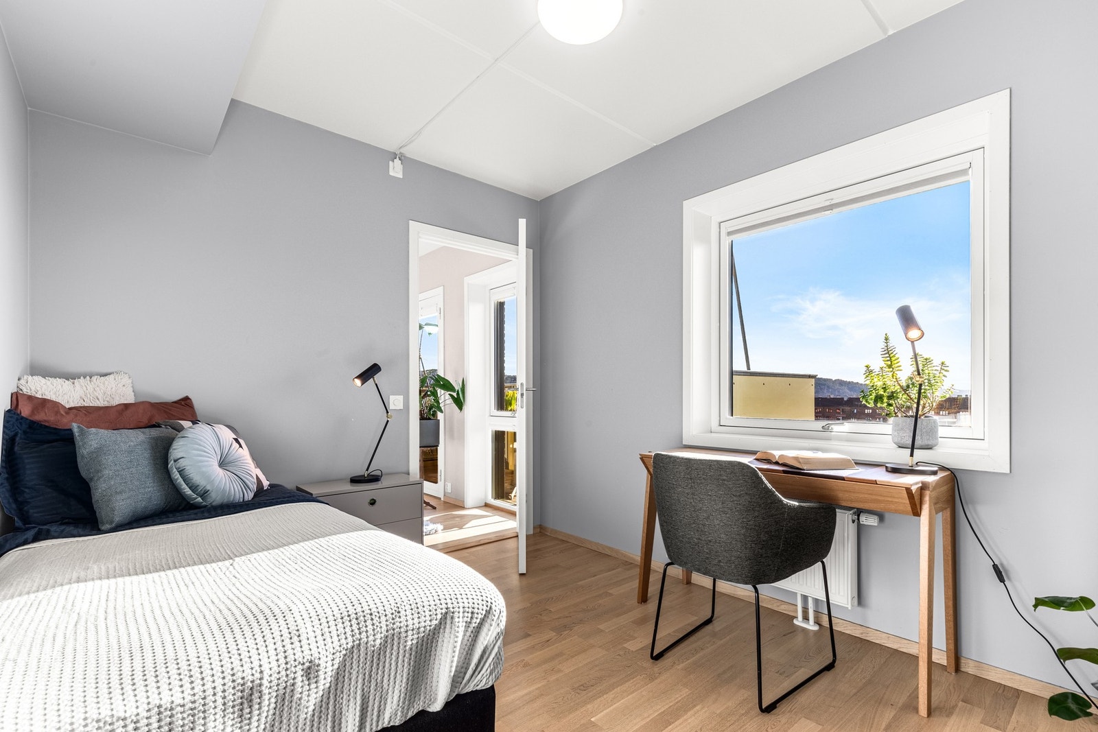 Her er det plass til dobbeltseng, barneseng/ enkelt seng med kommode- og kontorløsninger eller i kombinasjon.. Galleribilde