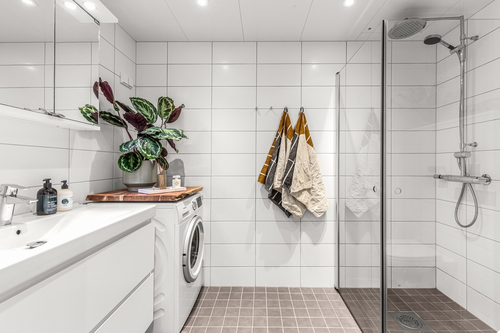 Moderne baderom av god størrelse med varmekabler, downlights, foldbare dusjdører og regnfallsdusj! Galleribilde