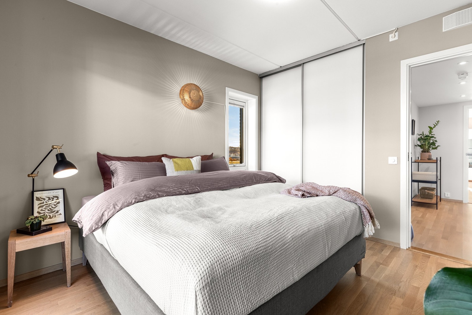 På hovedsoverommet er det integrert skyvedørsgarderobe. Galleribilde
