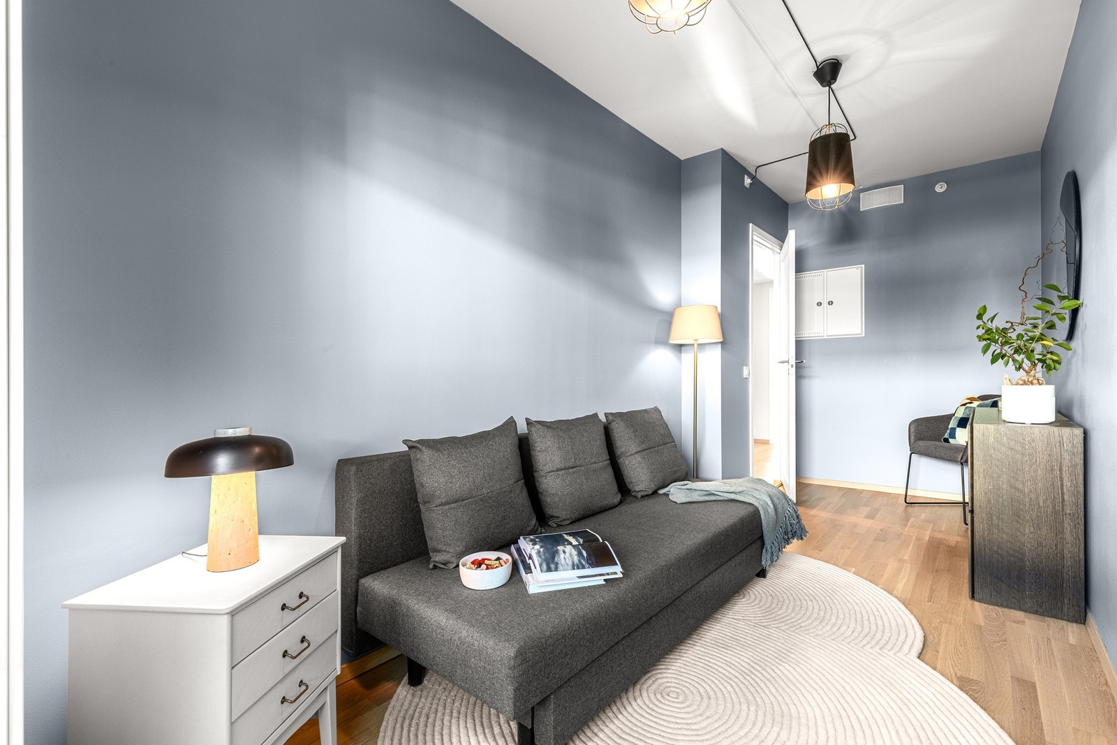 Hovedsoverom og soverom 2 vender ut mot rolig bakgård. Galleribilde