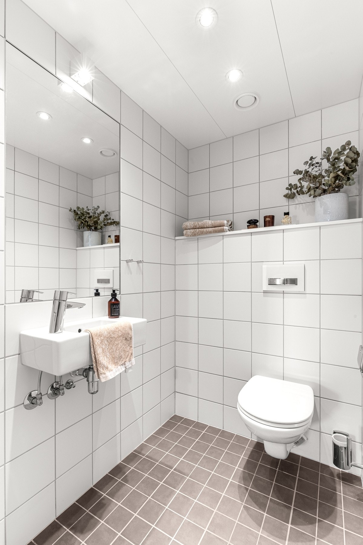 Ekstra toalettrom som er super praktisk for en stor familie. Varme i gulv, downlights i himling og tidløst materialvalg. Galleribilde