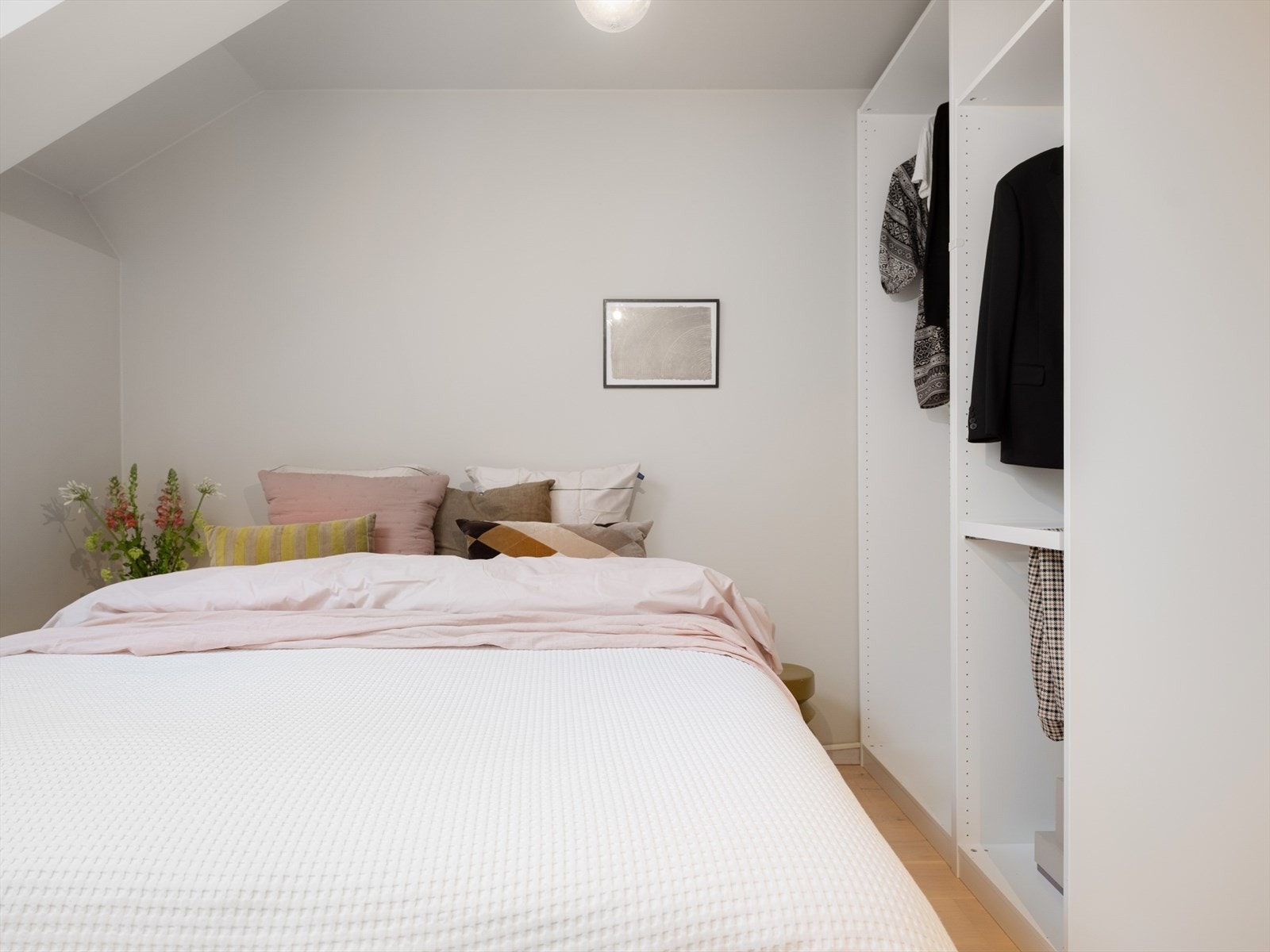 Åpen garderobe til høyre for sengen. Galleribilde