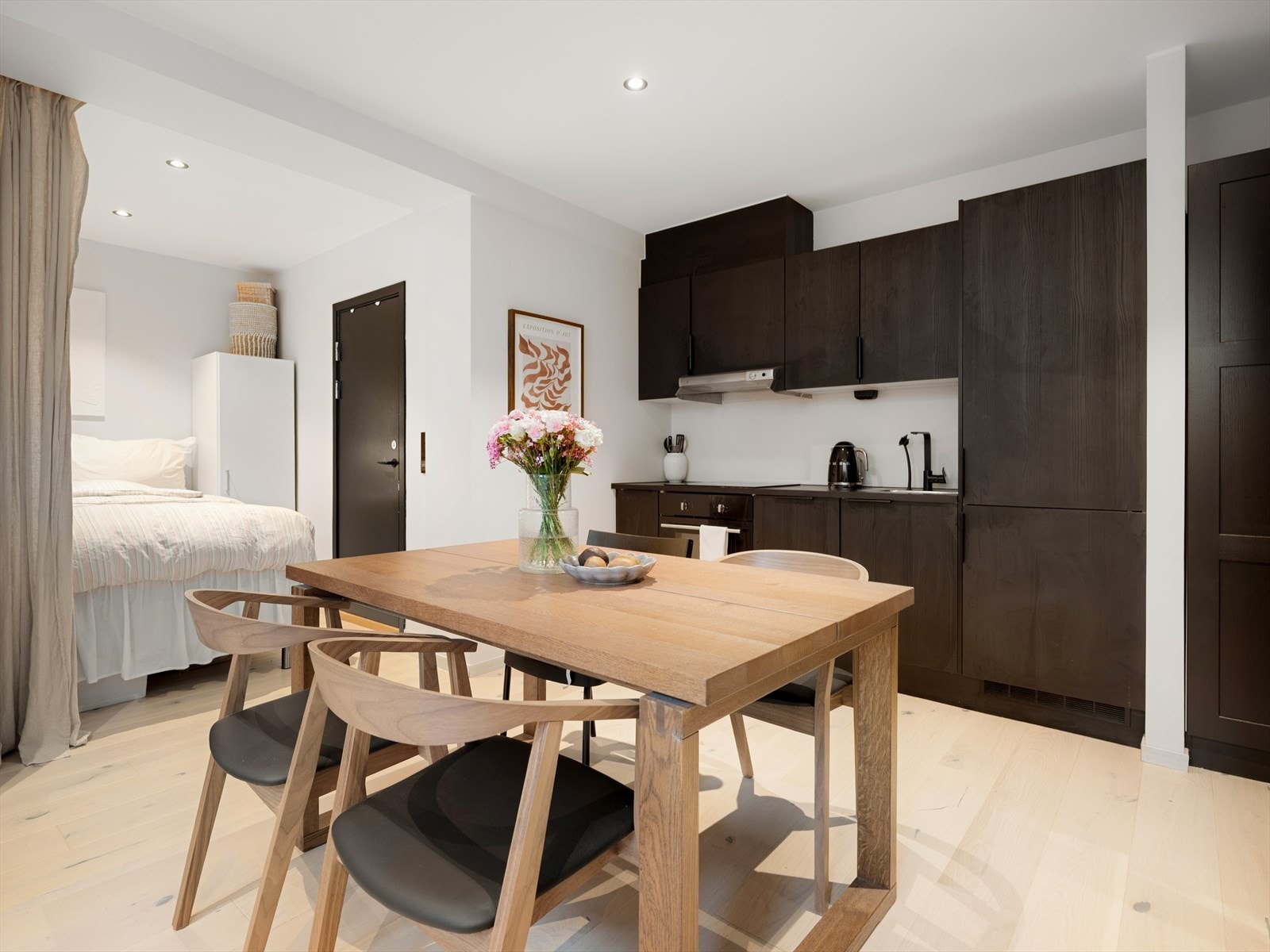 Hybelen har en kvadratsmart romløsning med hyggelig stuedel, spiseplass, fullverdig kjøkken, bad og soveplass. Galleribilde