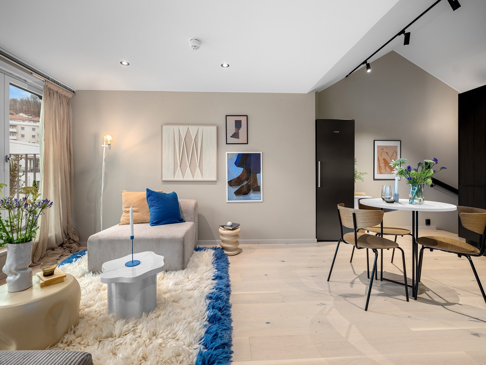 Overflatene er malt i en delikat og tidløs beigefarge, og det er lagt fine 1-stavs tarkettgulv. Det er gulvvarme i stue, begge soverom, hybel, i tillegg til badet. Galleribilde