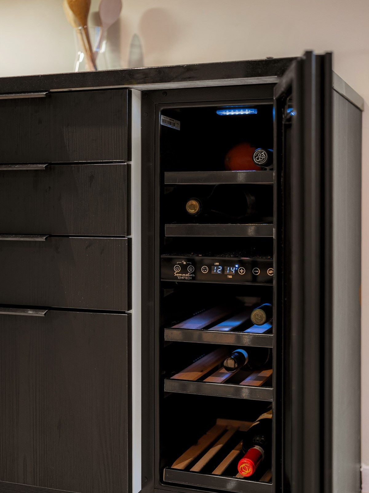 Et vinskap er også integrert i innredningen. Galleribilde