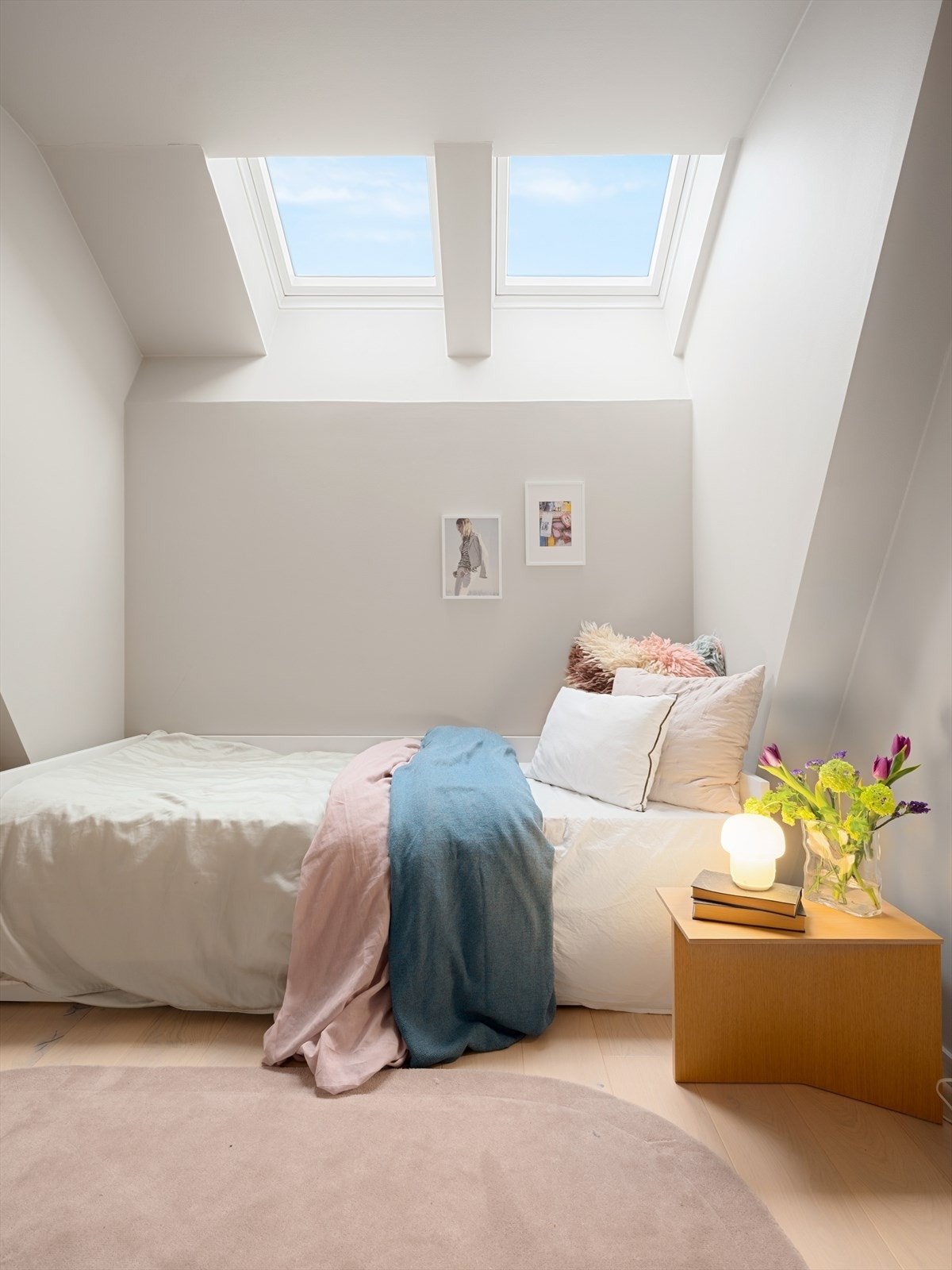 God plass til seng, nattbord, oppbevaringsmøbel og ev. øvrig soveromsmøblement. Galleribilde