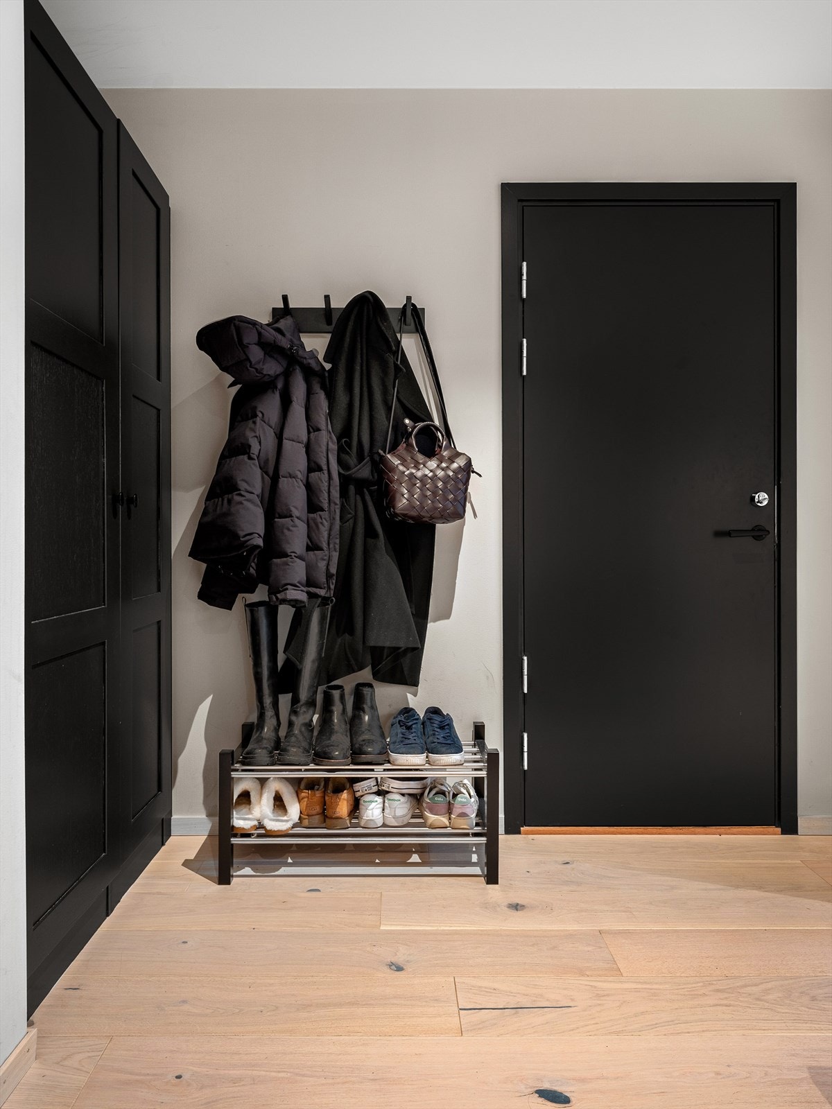 Det er oppbevaringsmuligheter for yttertøy og sko ved inngangsdøren. Galleribilde
