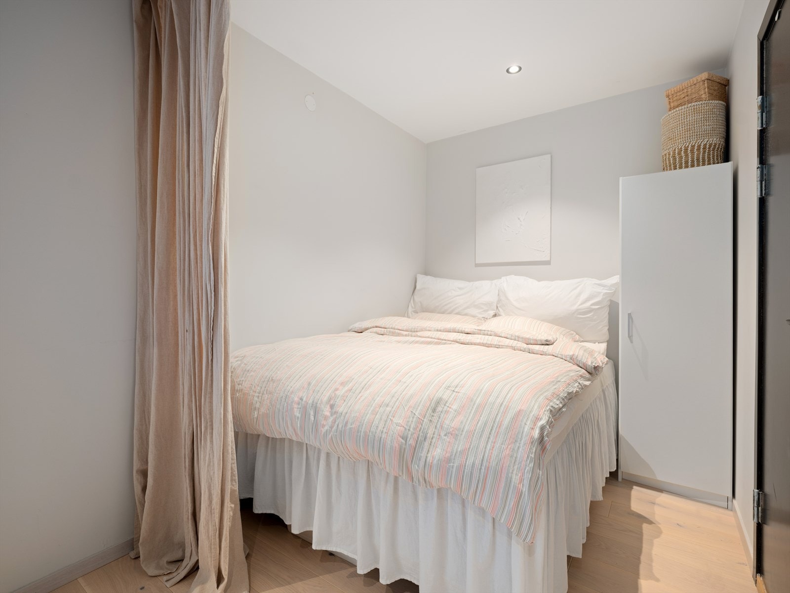 Soveavdelingen er praktisk adskilt fra det sosiale rommet med en gardin. Galleribilde