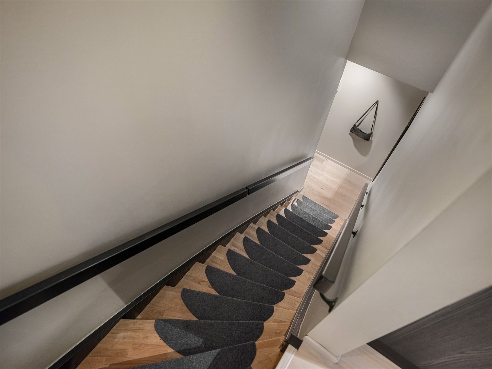 Fra kjøkkenet tar man seg videre ned til 4. etasje hvor leilighetens to soverom, bad og ?entré, og hvor egen hybeldel ligger. Galleribilde