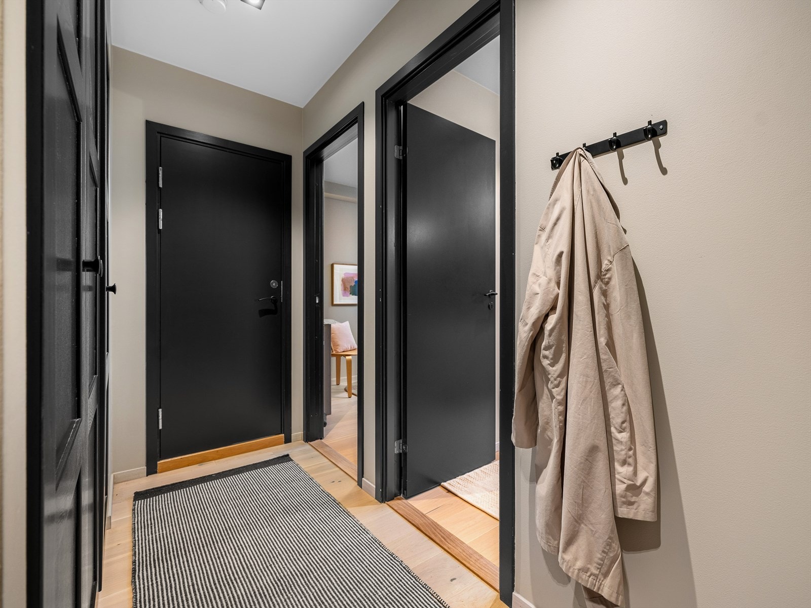 Mellomgang/entré mot leilighetens to soverom og bad. Galleribilde