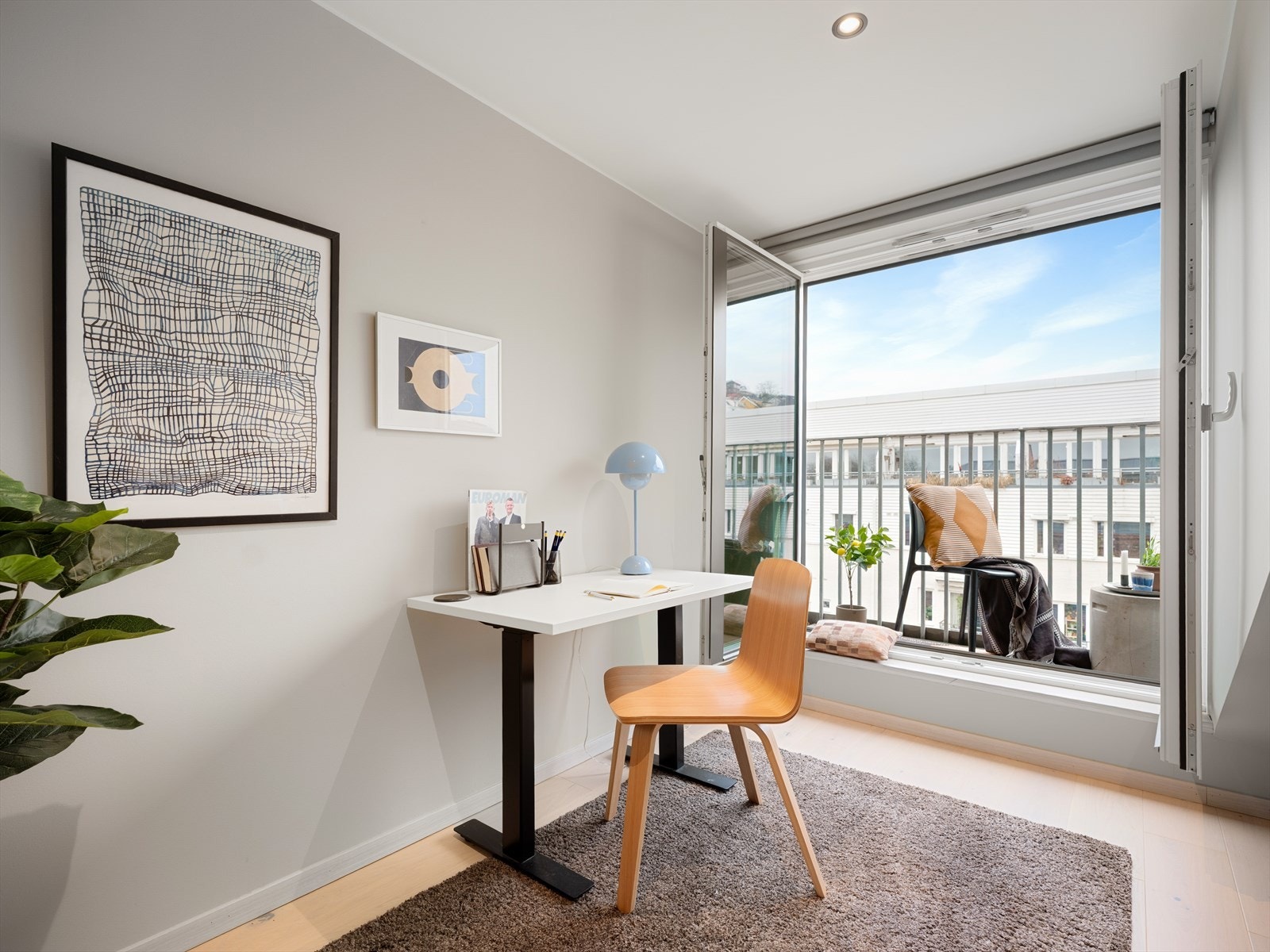 Innerst i stuen er det i dag innredet en praktisk kontorløsning med tilgang til leilighetens andre balkong. Galleribilde