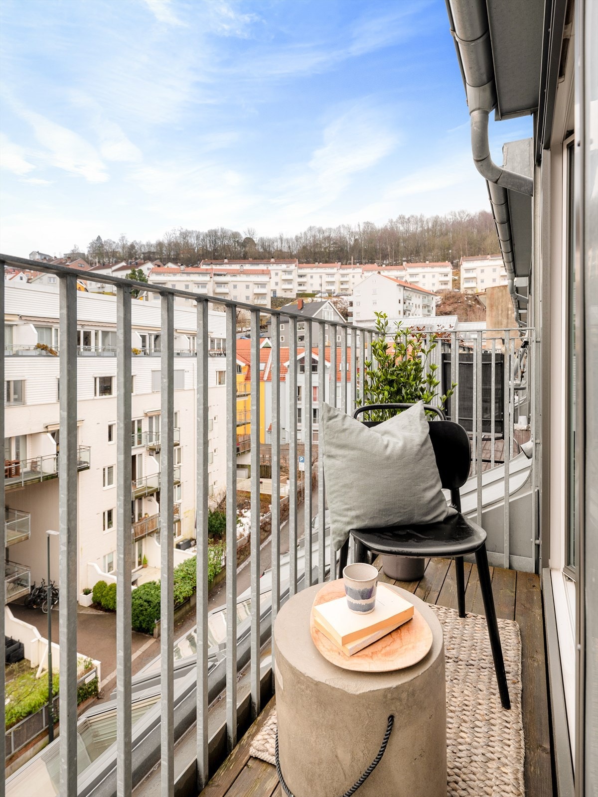 Balkongene er langstrakte med mulighet for flere sitteplasser. Dersom man åpner de doble balkongdørene føles uteplassen enda større fordi den blir en forlengelse av stuen. Galleribilde