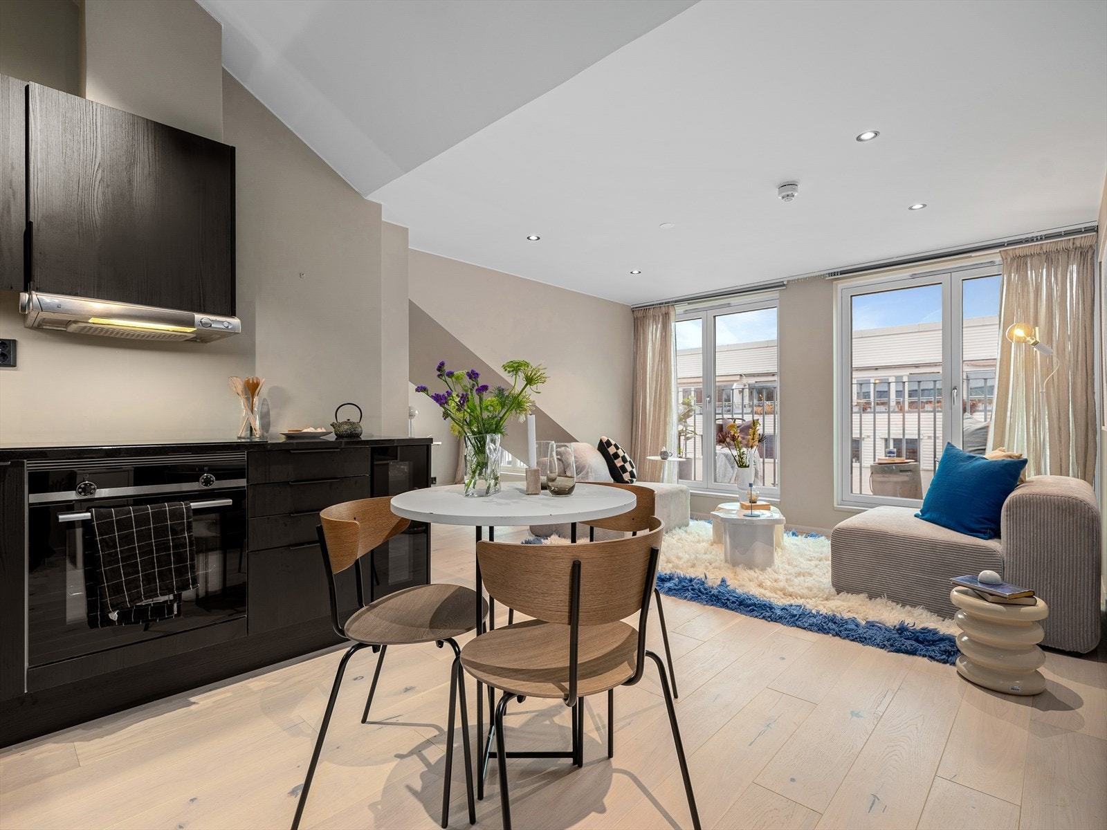 Den åpne løsningen mellom stue og kjøkken er perfekt for deg som setter pris på et sosialt liv. Galleribilde