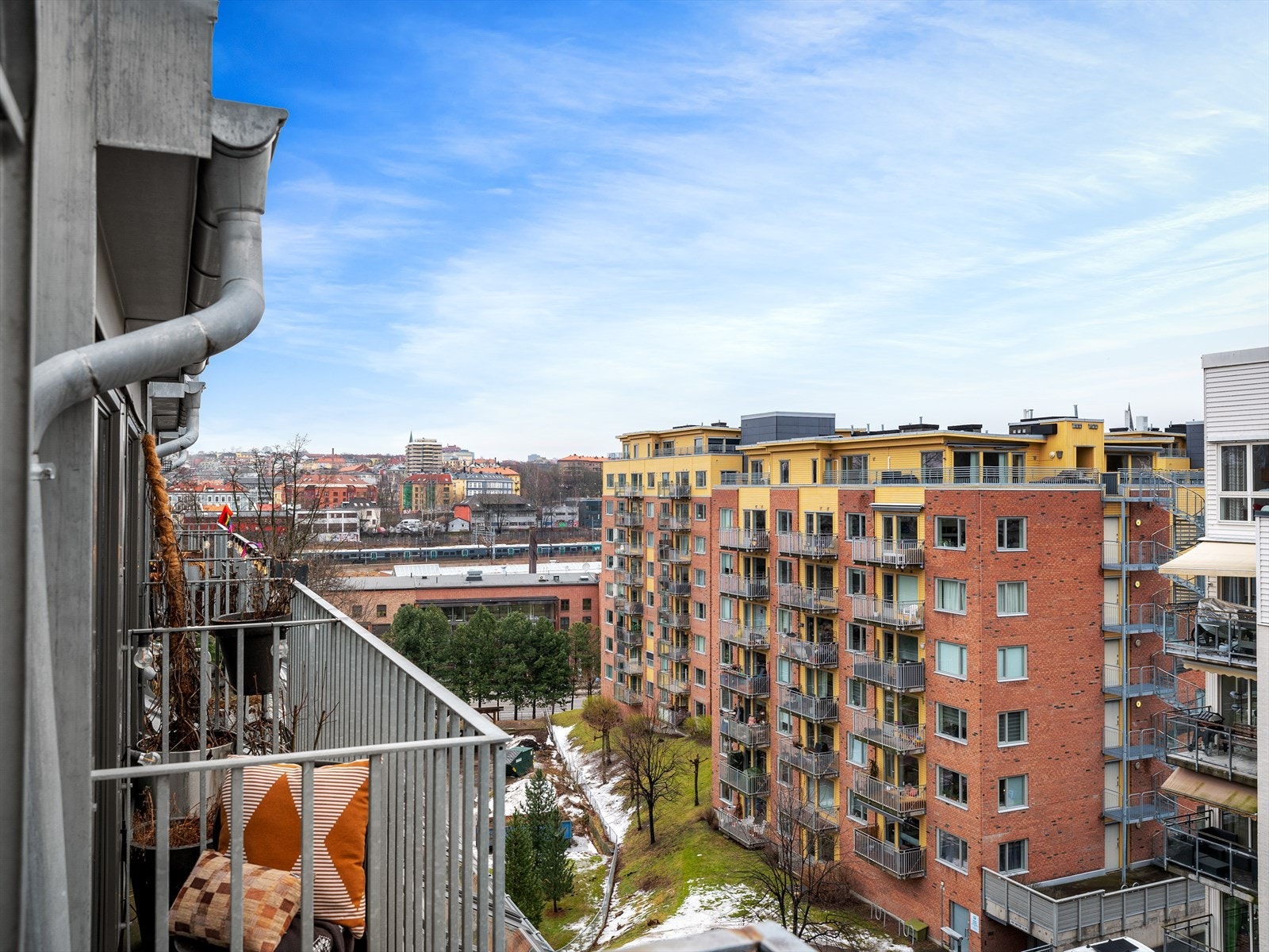 Beliggende så høyt og fritt har man et fint utsyn over nabolaget og videre inn mot sentrumskjernen, som for øvrig bare er en liten gå- og sykkeltur unna! Galleribilde