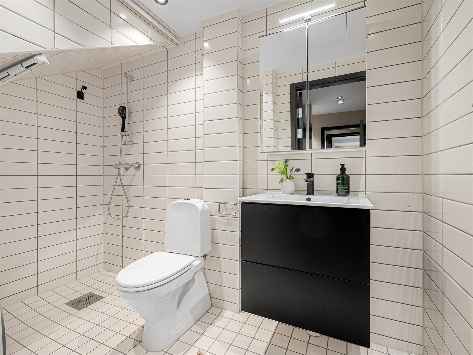 Badet ligger i nær tilknytning til soverommene. Dette ble oppført i ca 2006/2007 i forbindelse med rehabiliteringen av gården. Galleribilde