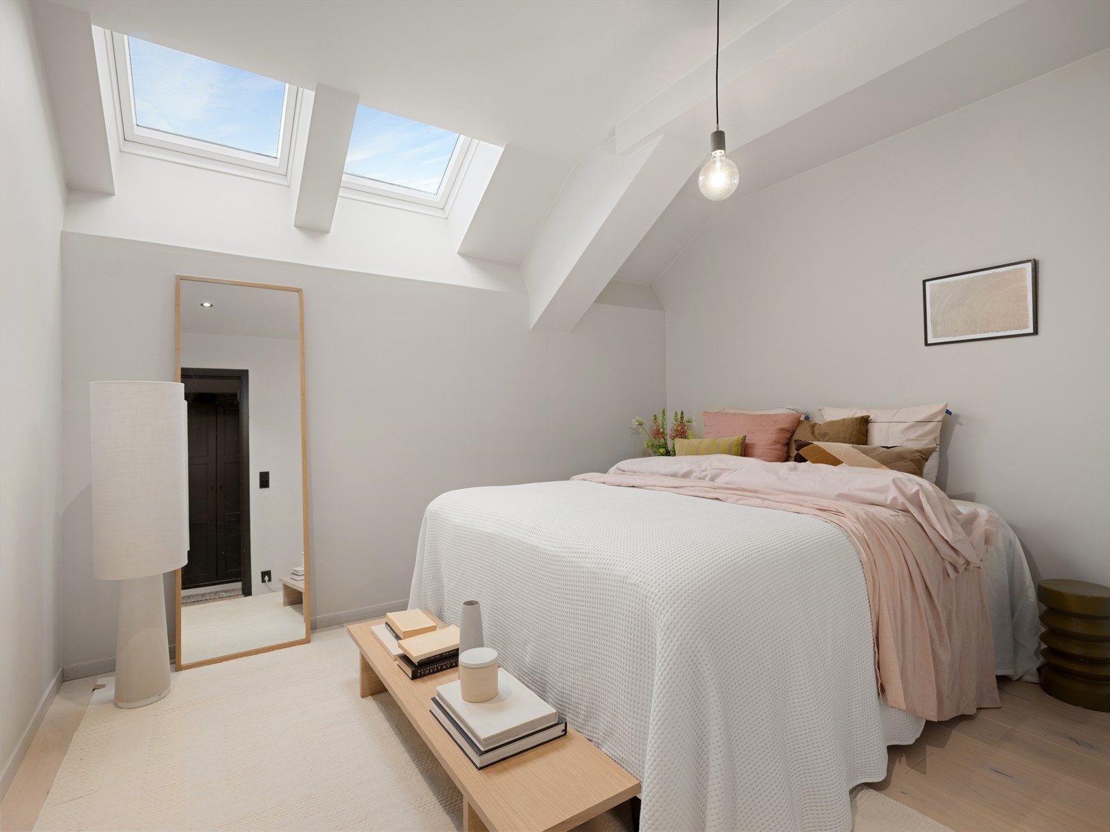 Hovedsoverommet er av god størrelse, og oppleves svært lyst og innbydende. Galleribilde
