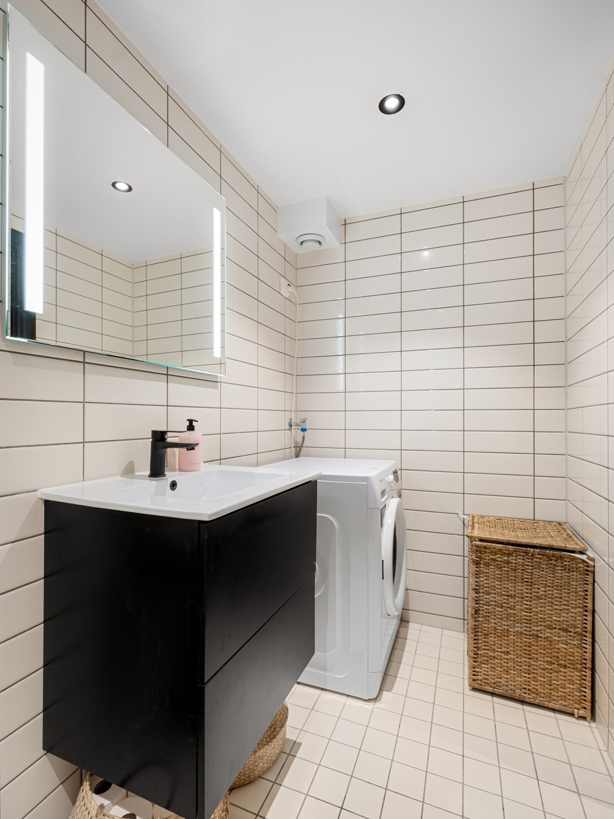 Det er i tillegg opplegg for vaskemaskin på badet og varmekabler i baderomsgulv. Galleribilde