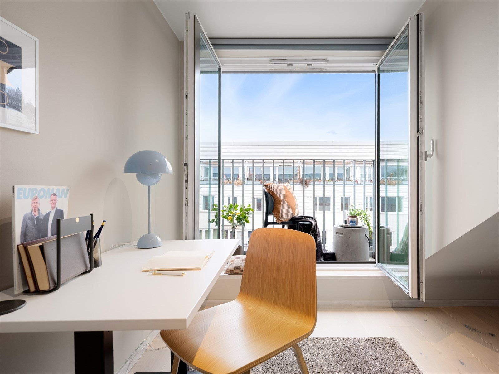 De store, åpne vinduene gjør at skillet mellom inne og ute viskes ut, og man har også gode utluftningsmuligheter. Galleribilde