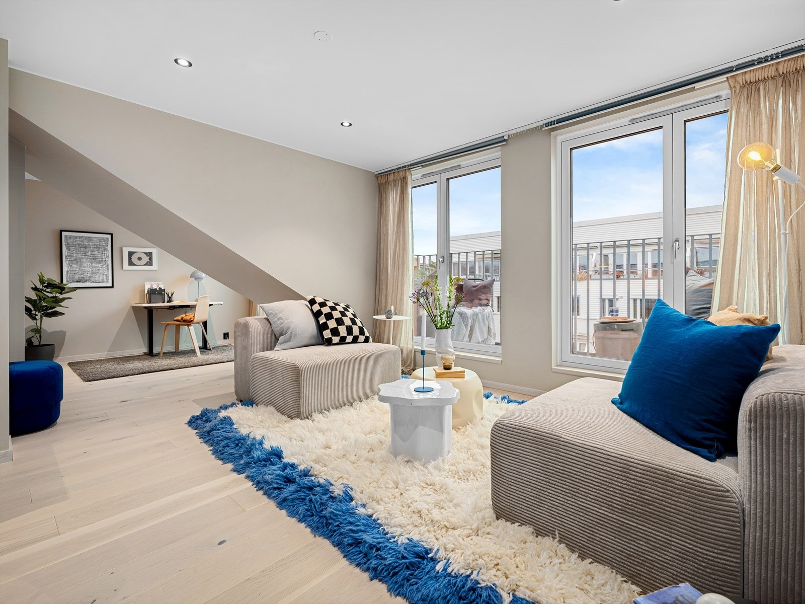 Leiligheten ble vesentlig oppusset og påkostet i 2022, med bl.a nye overflater, nye gulv og nytt kjøkken i både hoveddel og i hybel. Her kan du bare flytte rett inn og bo godt fra første sekund. Galleribilde