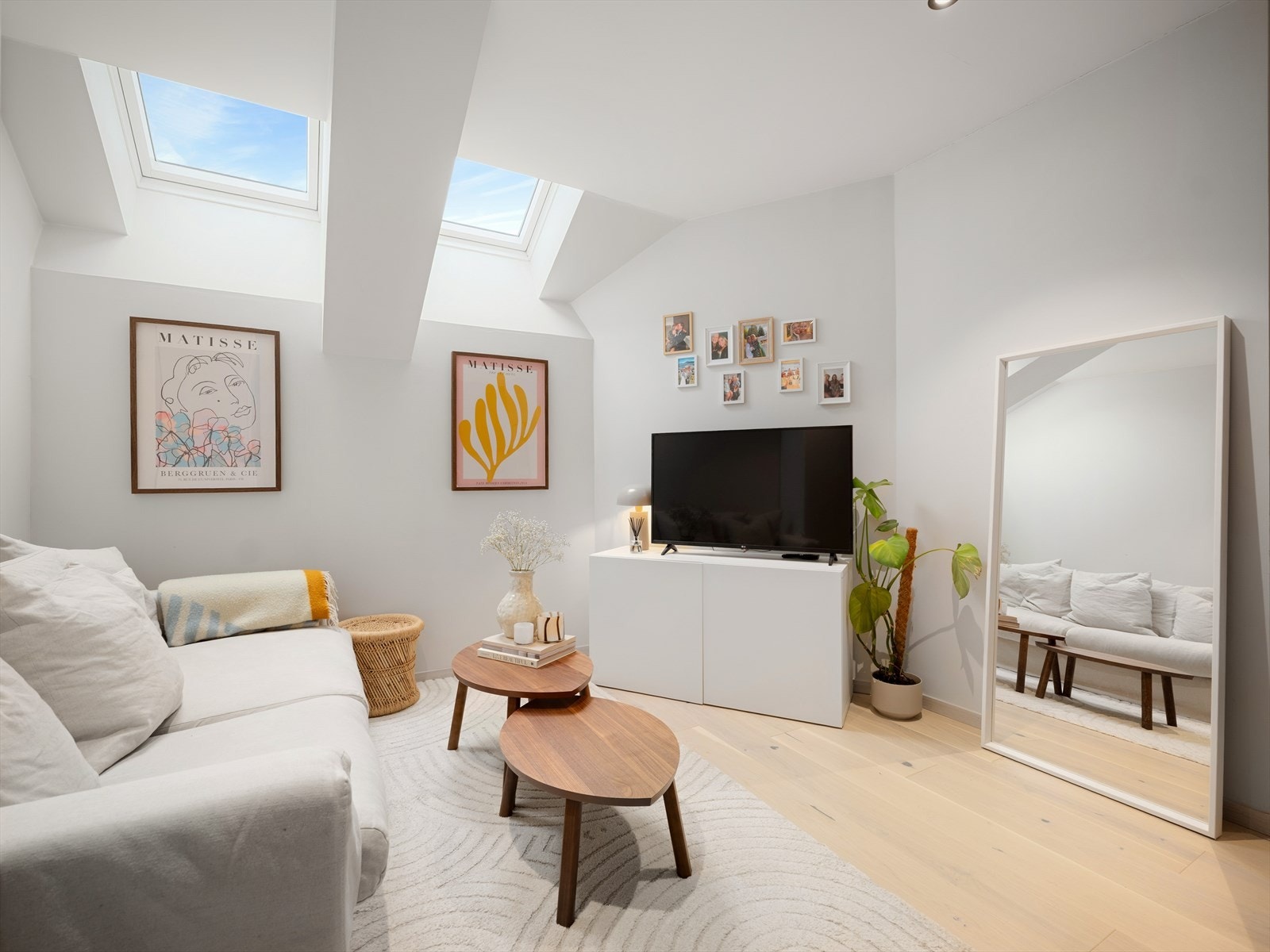 Hybelen er romslig og holder en god og moderne standard. Den er i dag utleid for kr. 14.000. Antatt mulighet for videreføring av leieforhold dersom ny eier ønsker dette. Det er 3 mnds oppsigelse på dagens leiekontrakt. Galleribilde