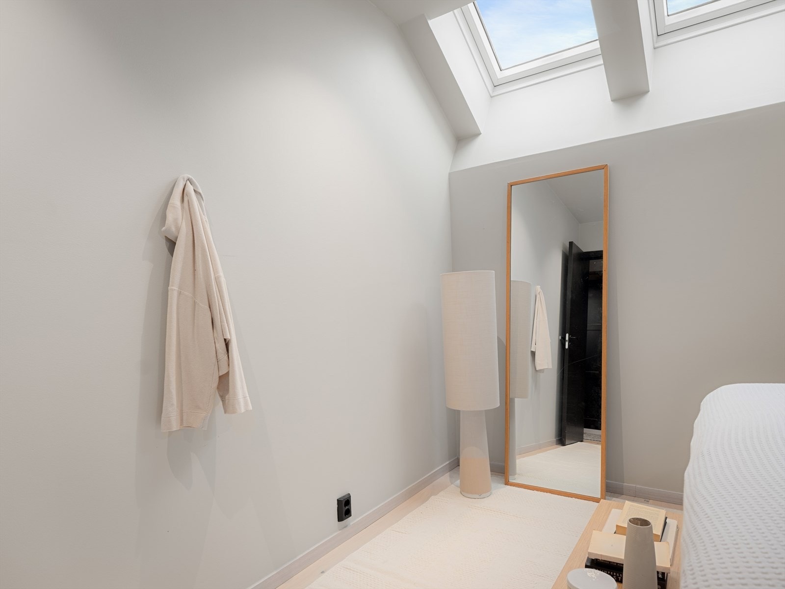 Her får du et flott lys inn fra takvinduene, uten noe form for innsyn fra nabobebyggelse. Galleribilde