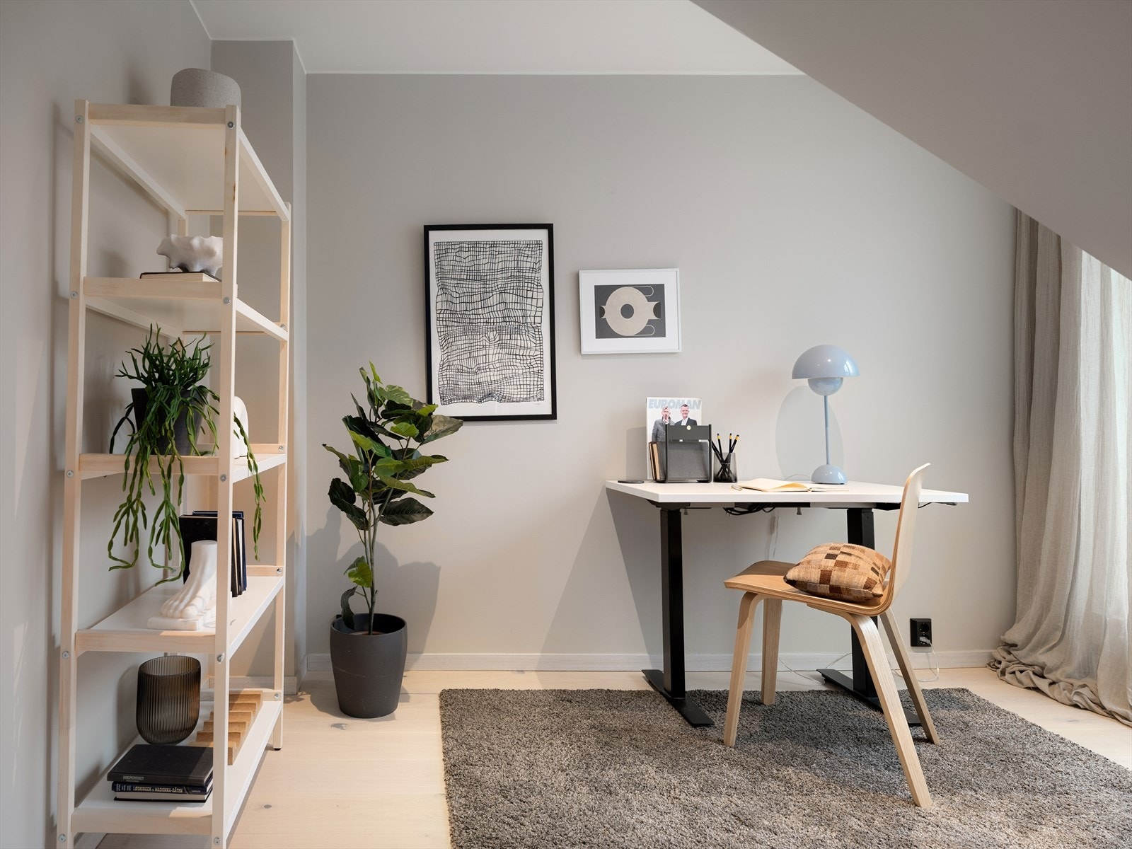 Denne delen av stuen har flere møbleringsmuligheter. TV-stue, hjemmekontor, spisestue. Alt etter hva du trenger! Galleribilde