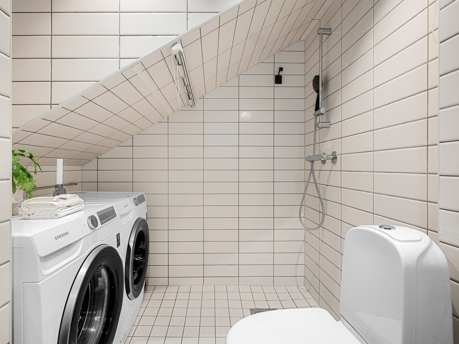 Her er det plass til både vaskemaskin og tørketrommel. Det er varmekabler i baderomsgulv. Galleribilde