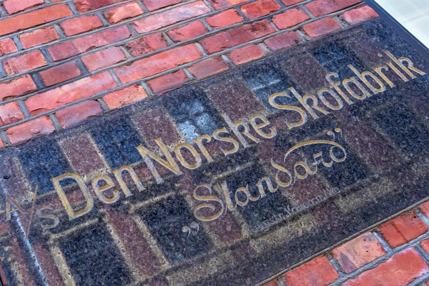 Bygget som en gang var Den Norske skofabrikk har blitt endret flere ganger under årenes løp. Før den siste ombyggingen ble lokalene brukt til undervisning for Gamle Oslo skole. Galleribilde