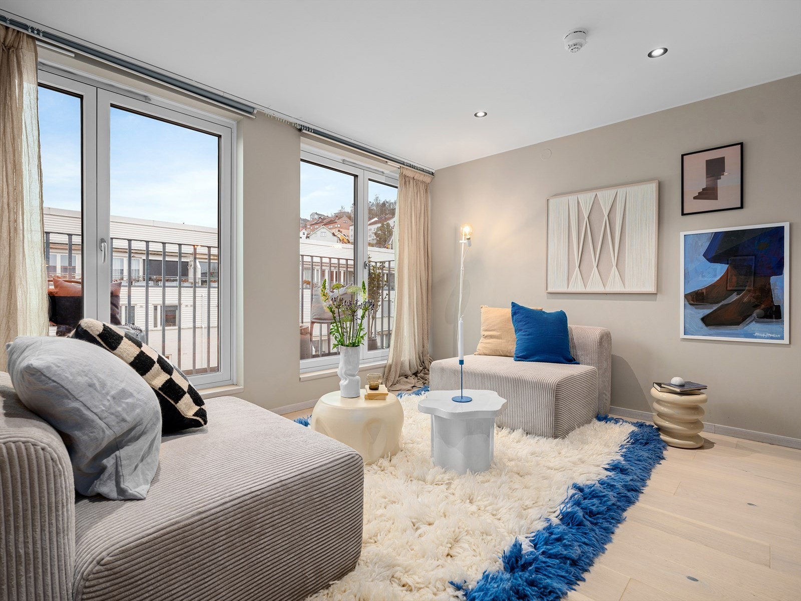 De store vindusflatene bidrar til en åpen og luftig romfølelse i rommet. Galleribilde