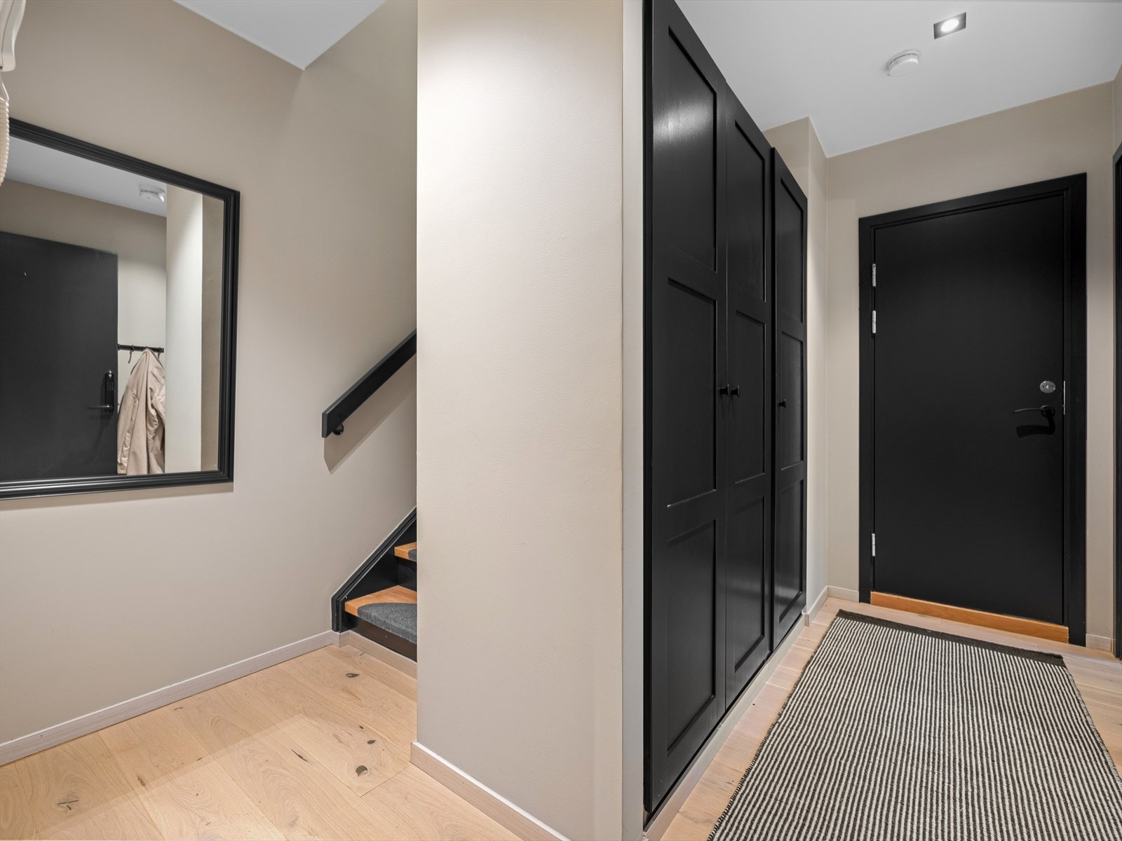 Det er gode oppbevaringsmuligheter for yttertøy og sko i en stor garderobeløsning i entreen. Galleribilde