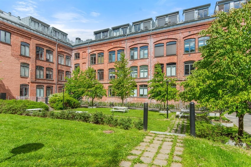 Det frodige og flotte felles gårdsrommet er parkmessig opparbeidet. Galleribilde