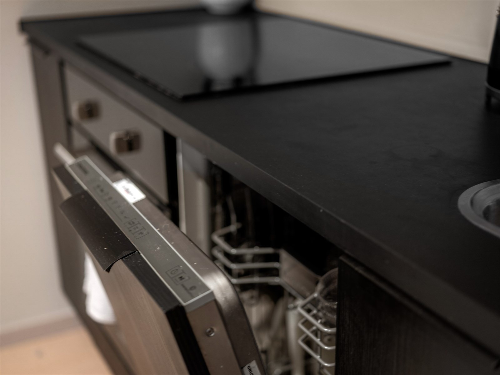 Integrert komfyr med induksjons platetopp, oppvaskmaskin og kjøl/frys. Galleribilde