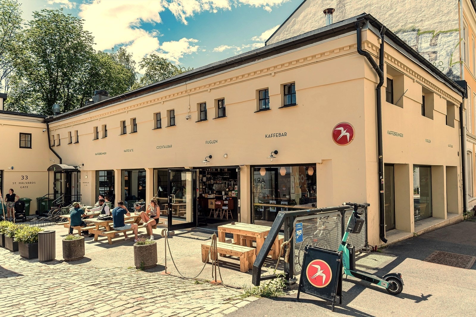 Nærområdet - Populære Fuglen ligger i Gamlebyen. Her får du både kaffe, cocktails og et bredt utvalg vin. Galleribilde