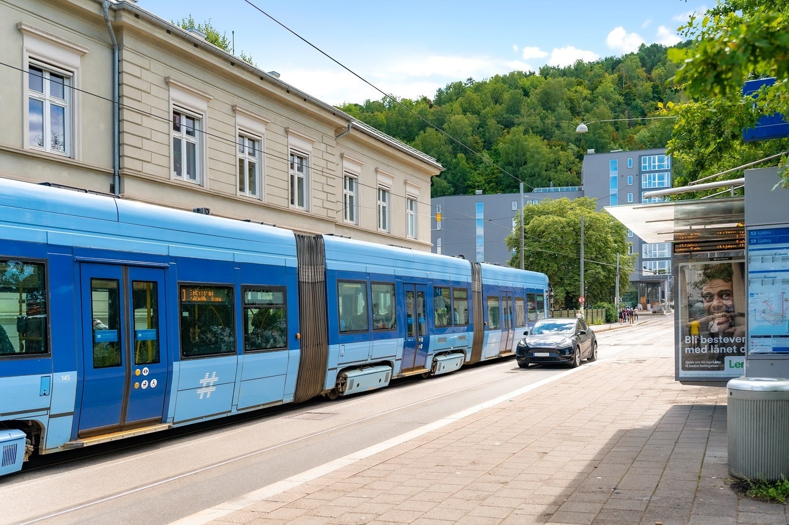 Nærområdet - Offentlig kommunikasjon med både trikk og buss i umiddelbar nærhet. Galleribilde