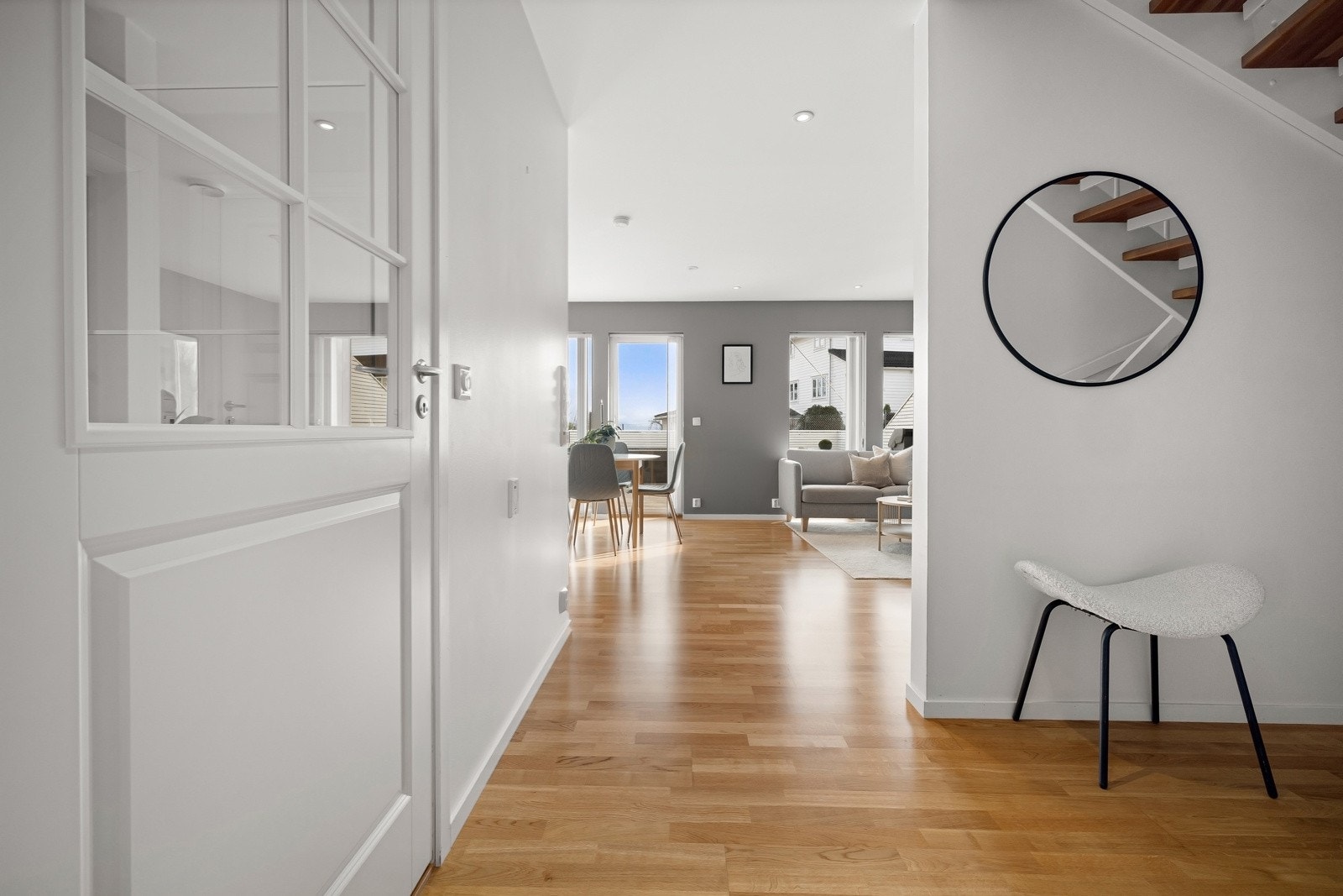 Trappegangen er på 7,74 kvadratmeter. Det er parkett der det ikke er flislagt Galleribilde