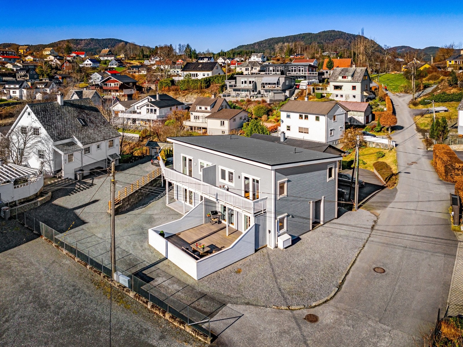 På utsiden av boligen er det god plass til biloppstilling på egen tomt Galleribilde