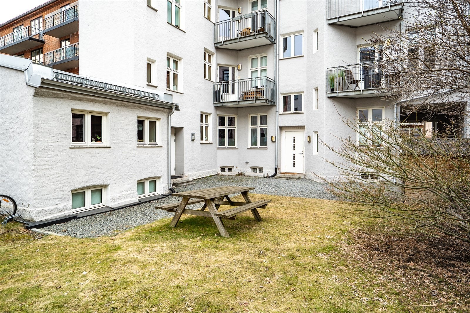 Stille og rolig gårdsrom, som fritt kan benyttes av beboerne. Galleribilde