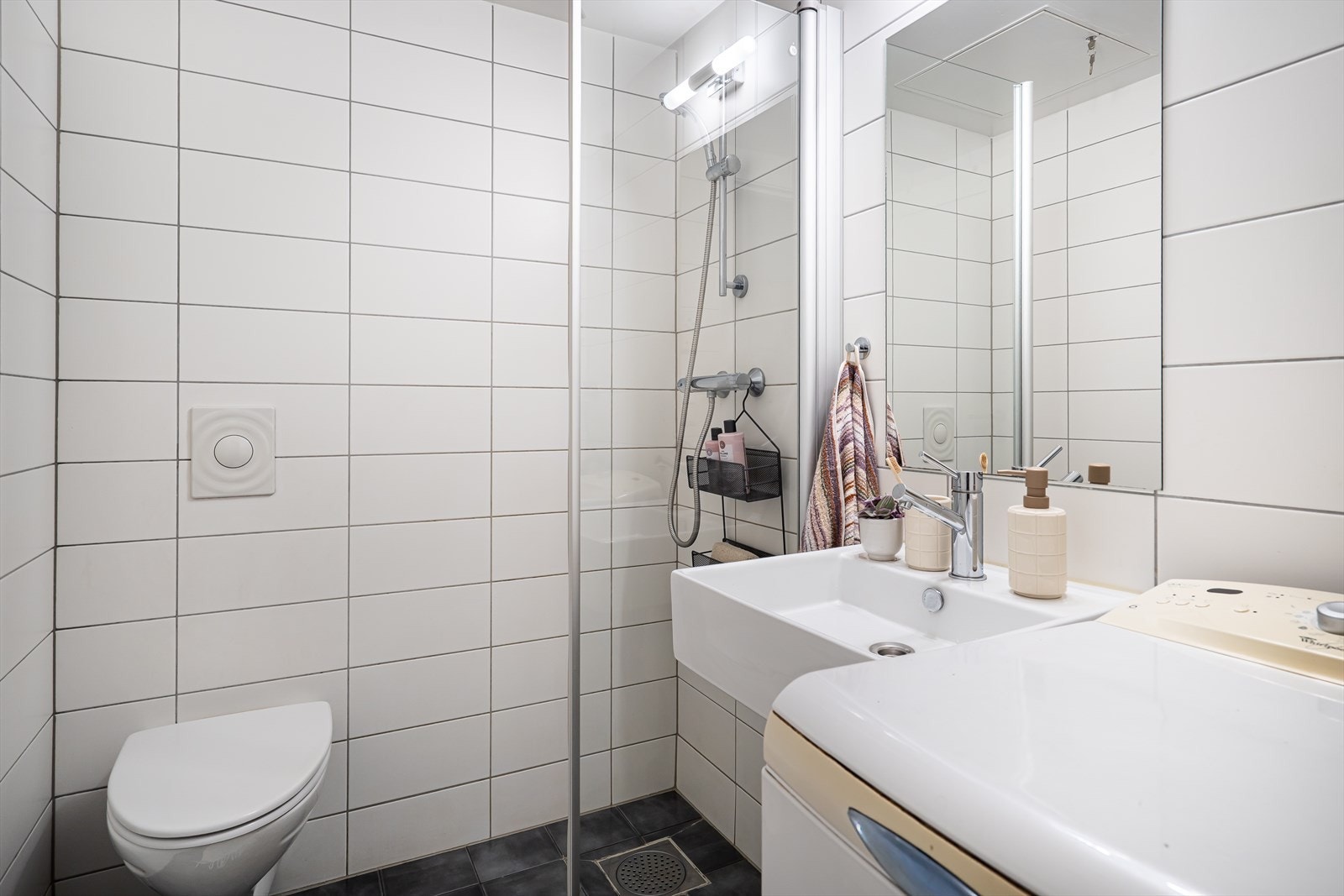 Det er opplegg til vaskemaskin på badet. Galleribilde