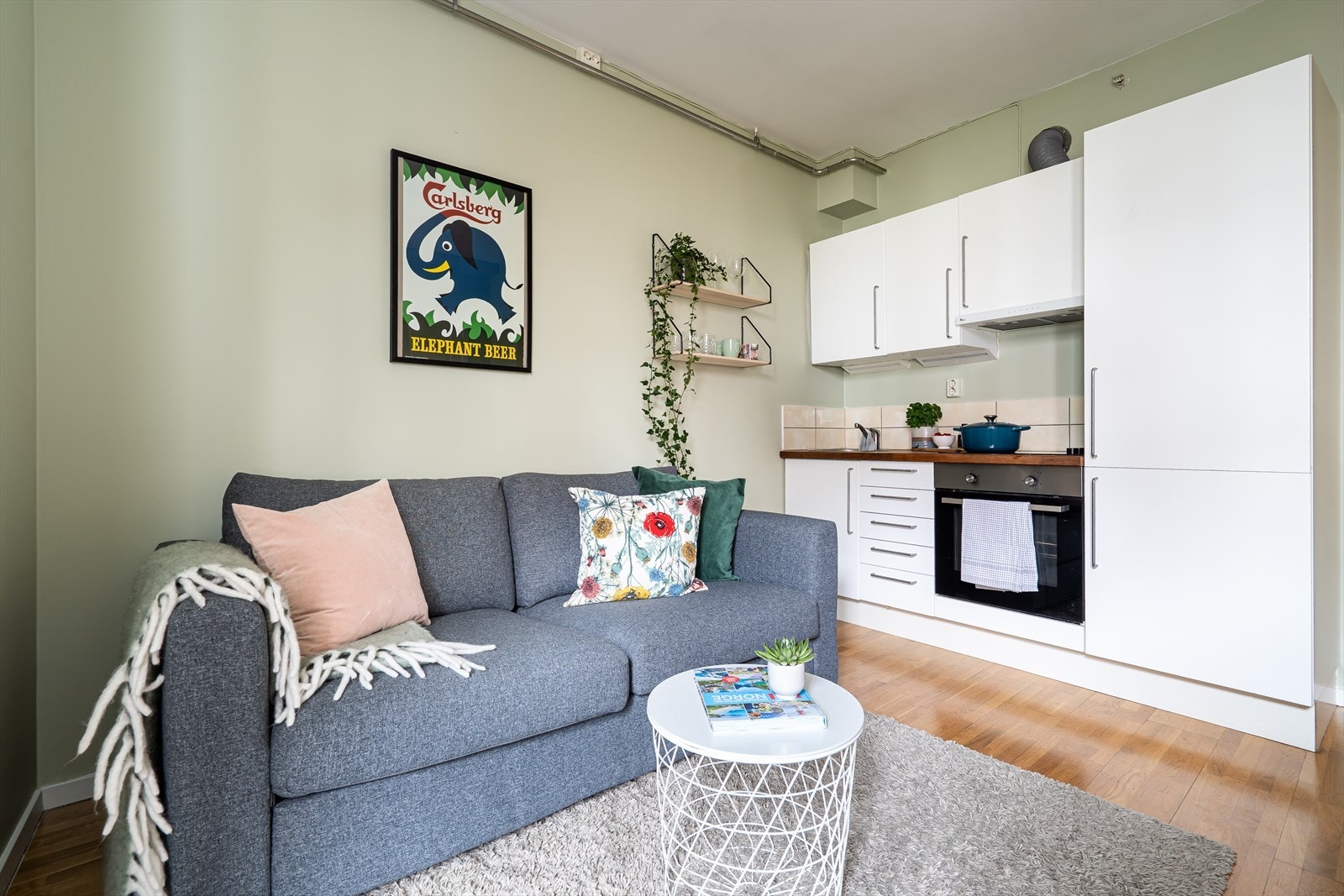 Stuen og kjøkkenet er i åpen løsning, noe som gir en luftig og sosial atmosfære. Galleribilde