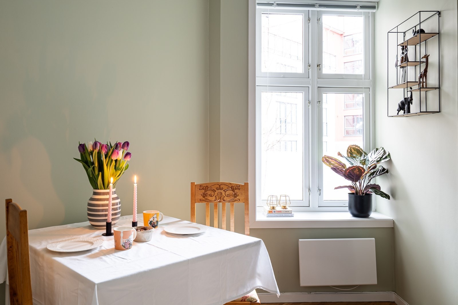 Boligen vender i sin helhet inn mot et skjermet og rolig gårdsrom, noe som skaper en fredelig og tilbaketrukket atmosfære. Galleribilde