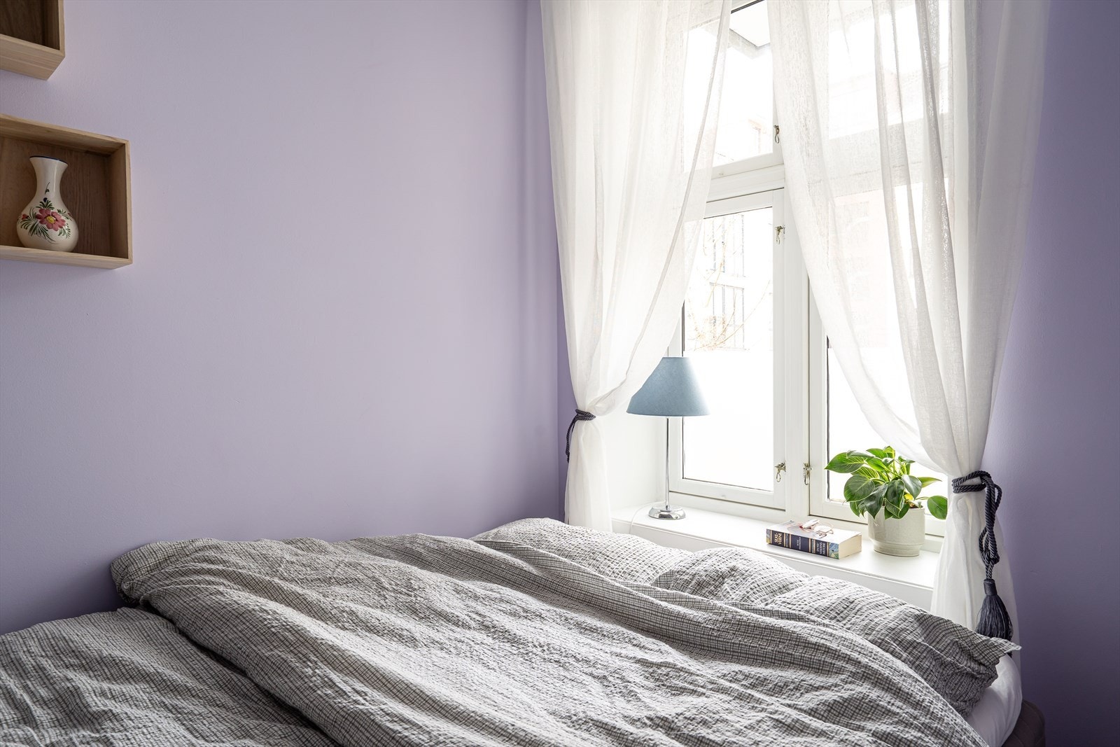 Rommet er malt i lyse farger og har god plass for en dobbeltseng og nattbord. Galleribilde