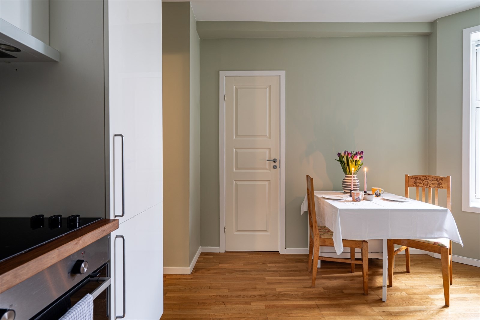 I stuen er det plass for en sofagruppe og et spisebord. Galleribilde