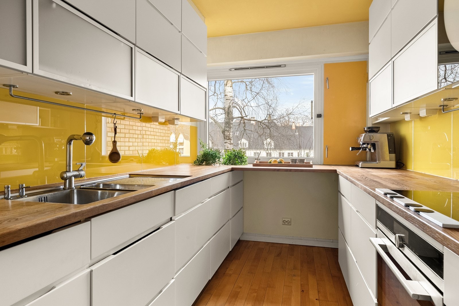 Stort kjøkken med mye oppbevaring i over- og underskap. Pent skue fra kjøkkenvinduet. Galleribilde