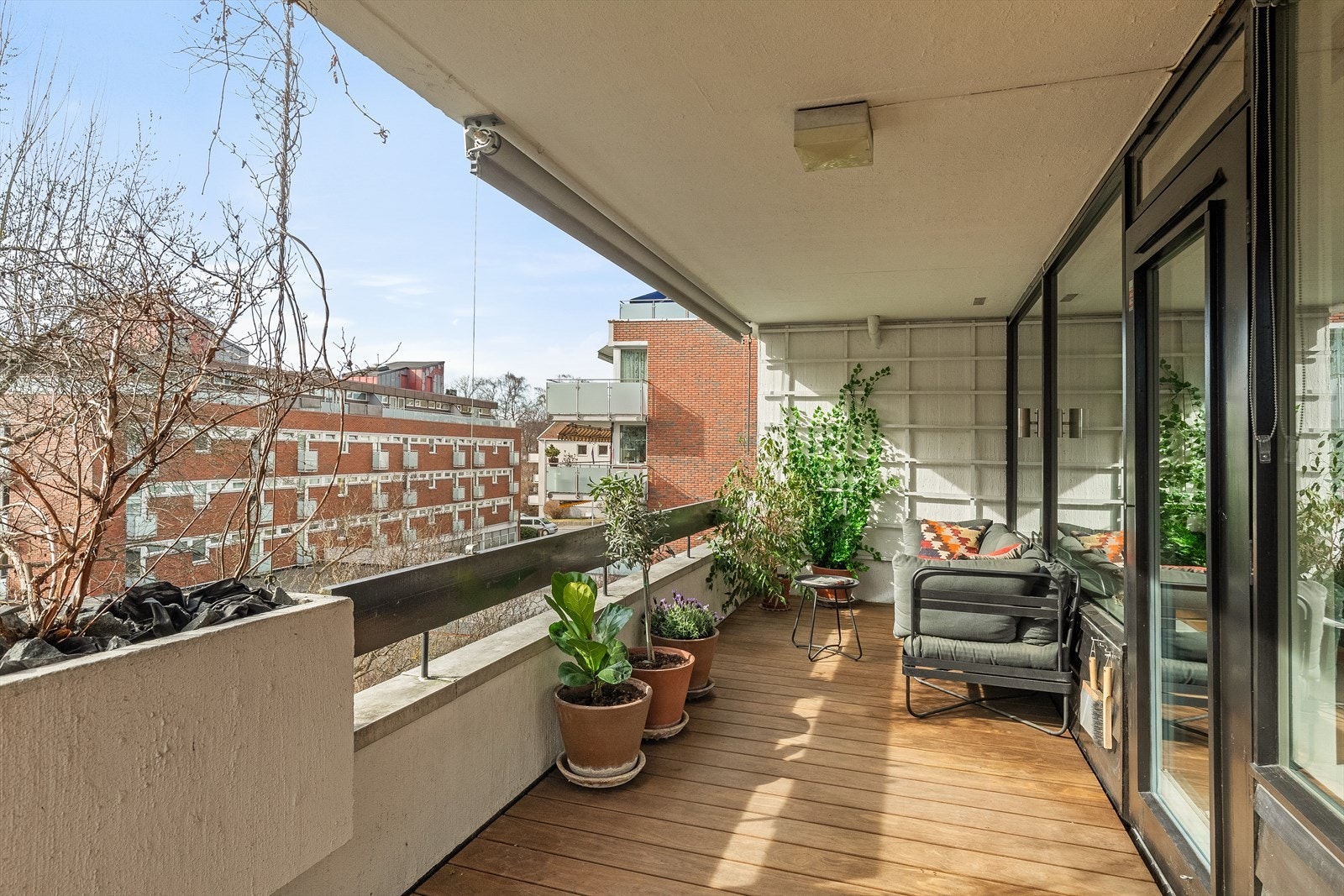 Flott balkong henvendt mot rolig område. Galleribilde