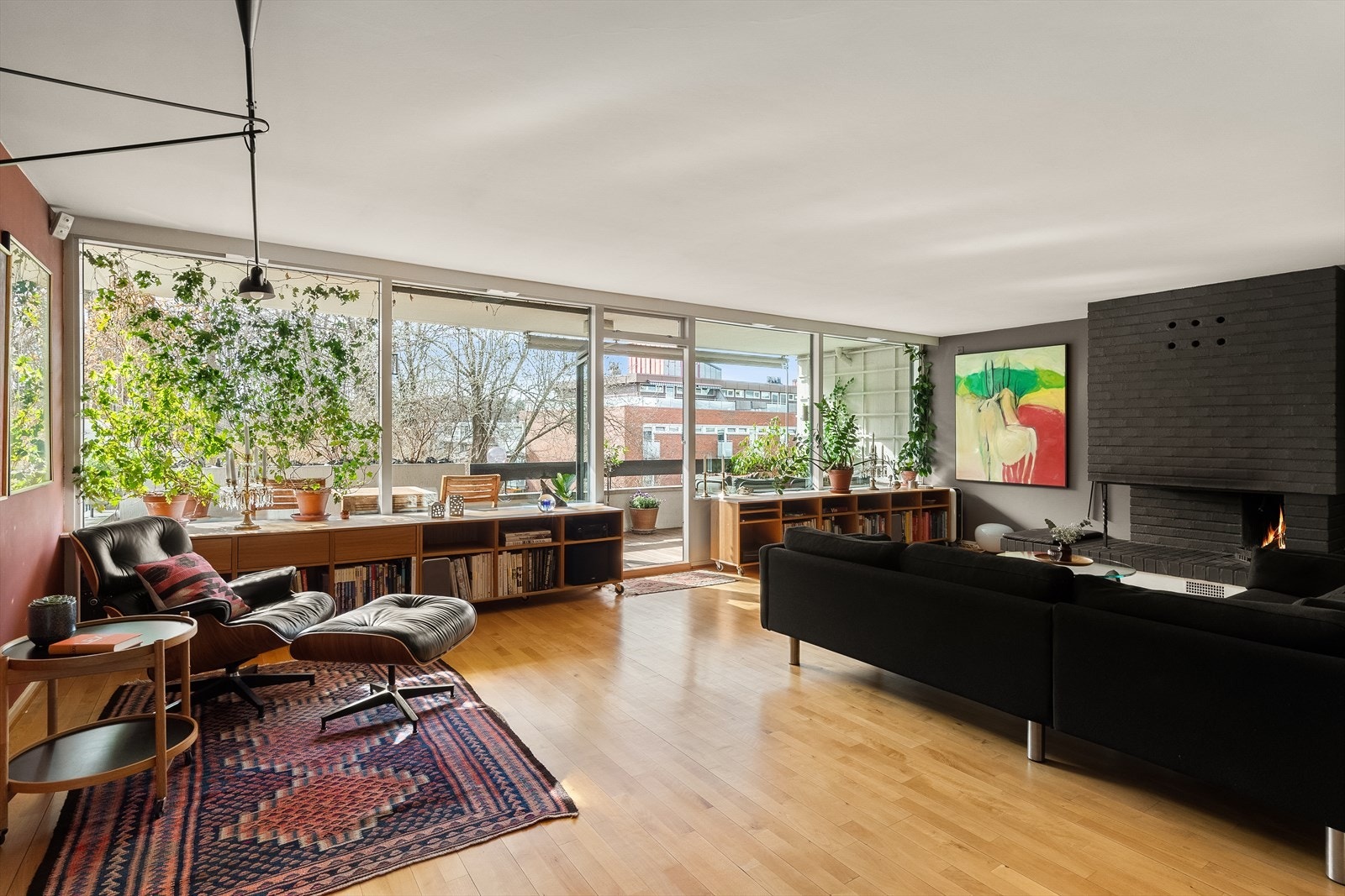 Stuen har en flott peis som vitner om dateringen på bygget. Laget i teglstein, åpen peis. Galleribilde