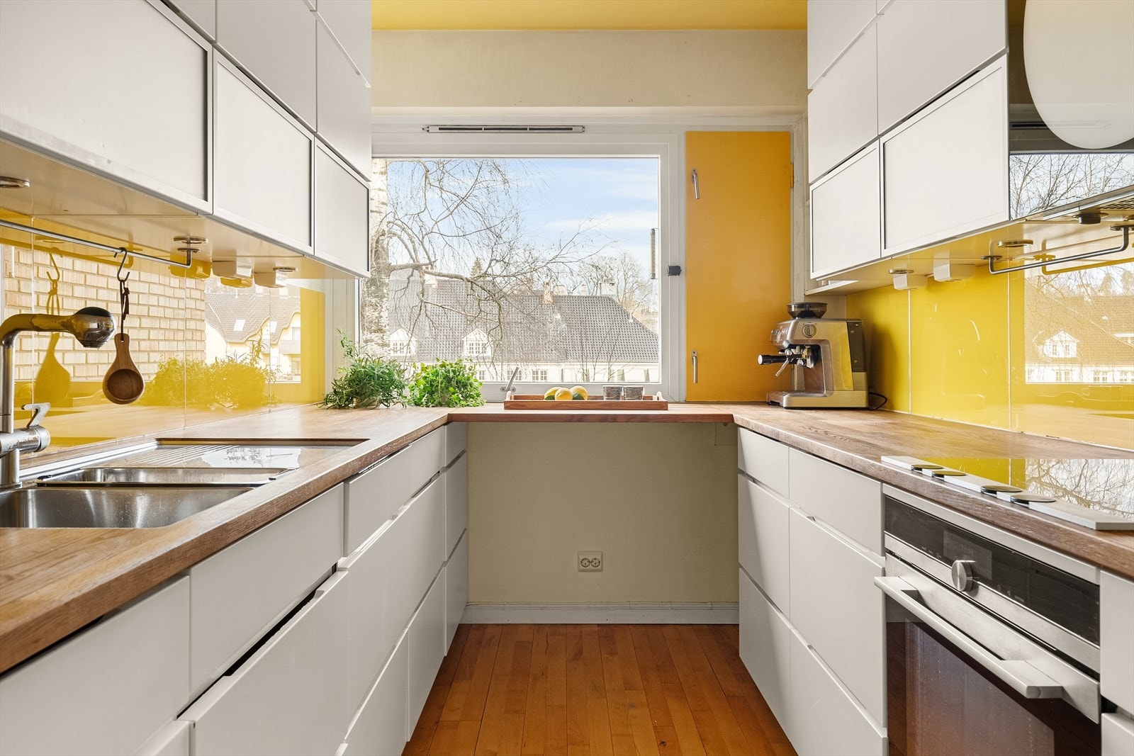 Flust av benkeplass som sikrer deg en god arbeidsflate for matlaging. Galleribilde